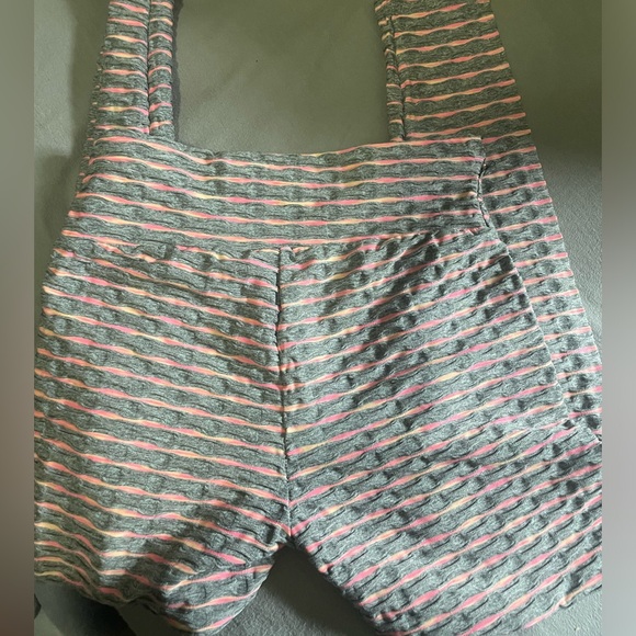 TikTok butt scrunch leggings. Size Medium - Picture 2 of 2